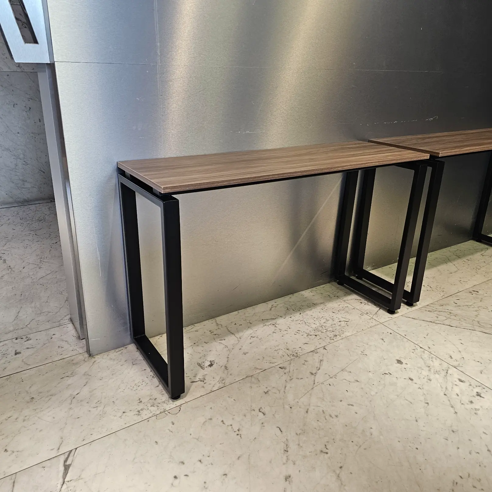 Consola auxiliar con cubierta de madera y estructura metálica negra