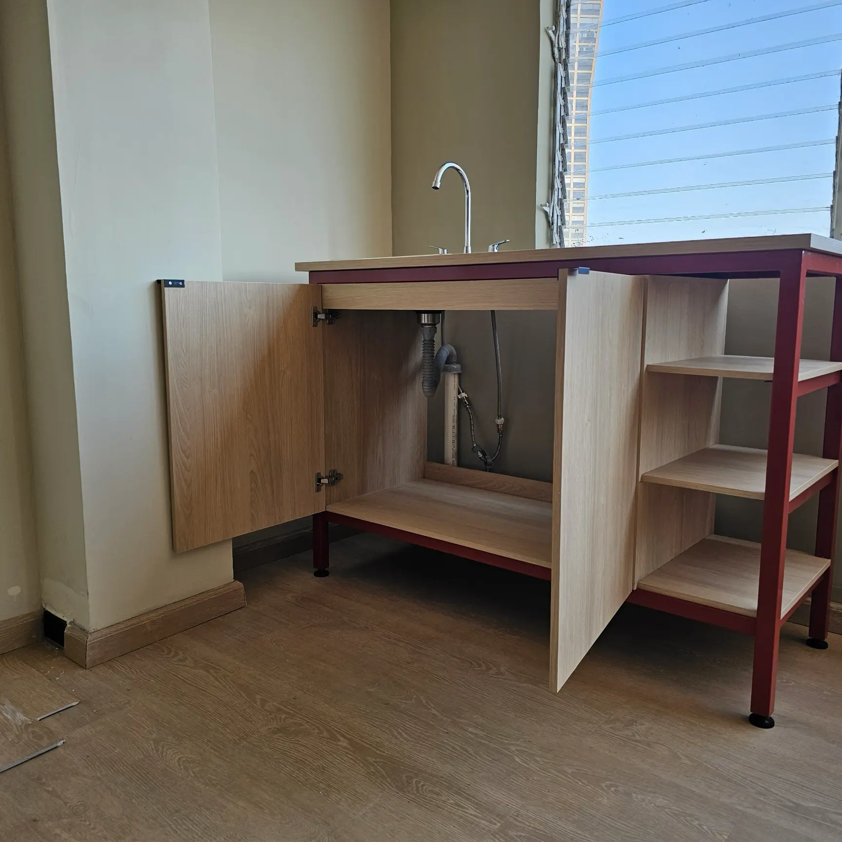 Mueble de cocina a medida con fregadero, puertas en madera y repisas laterales