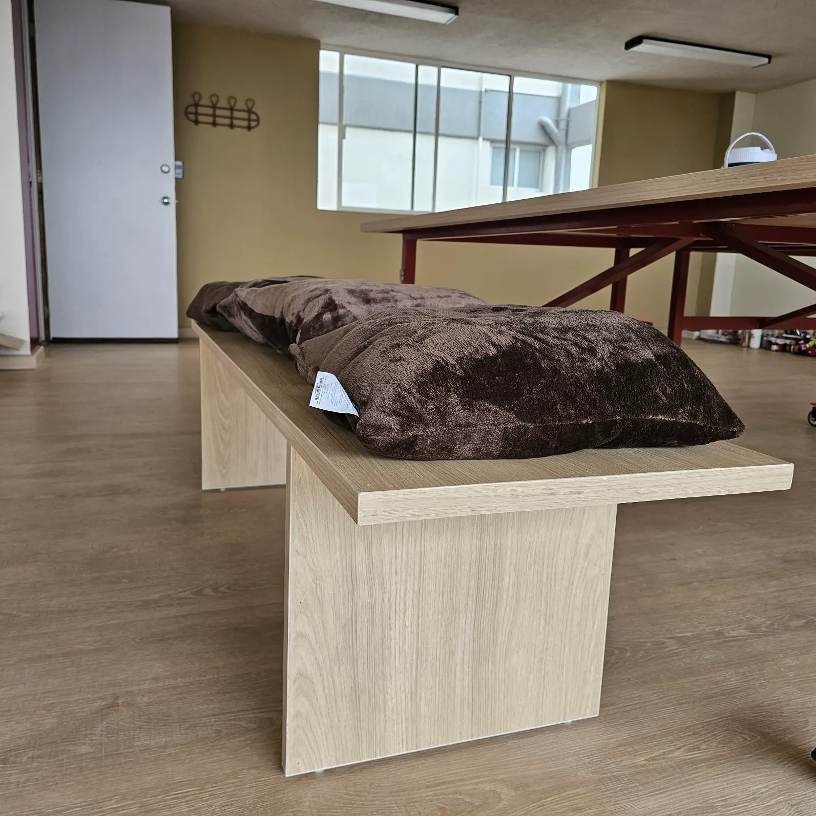 Banca a medida en madera maciza a juego con mobiliario de sala de juntas